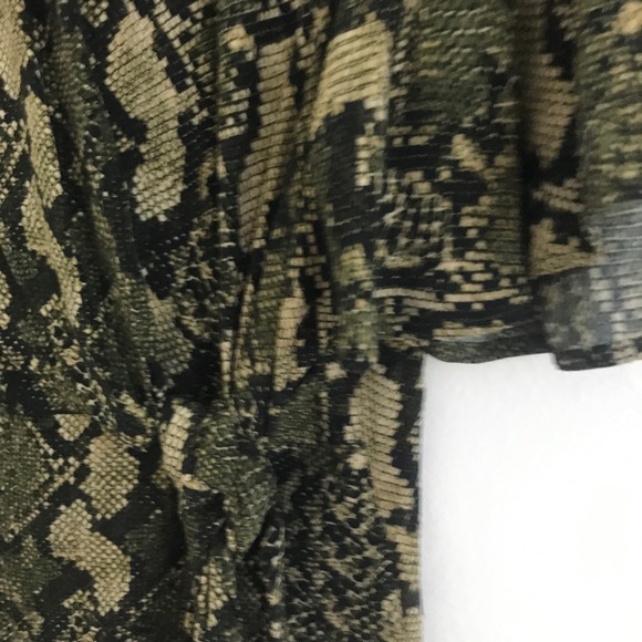 H&M short sleeve snakeskin top - Picture 3 of 4